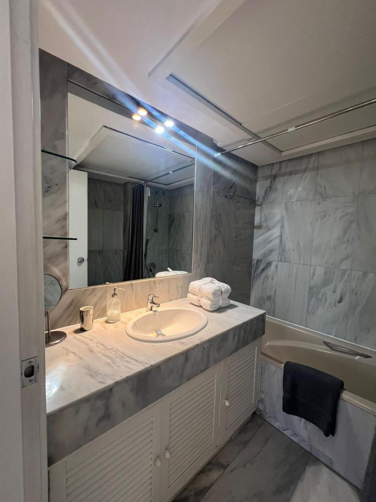 Apartment Center Beachfront For Vacation Marbella