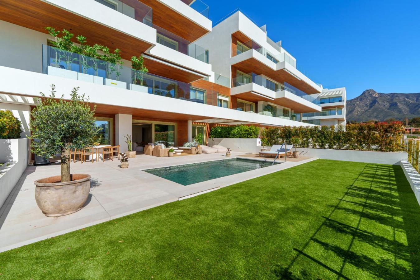 Benalus 4-bedroom Duplex In Golden Mile *