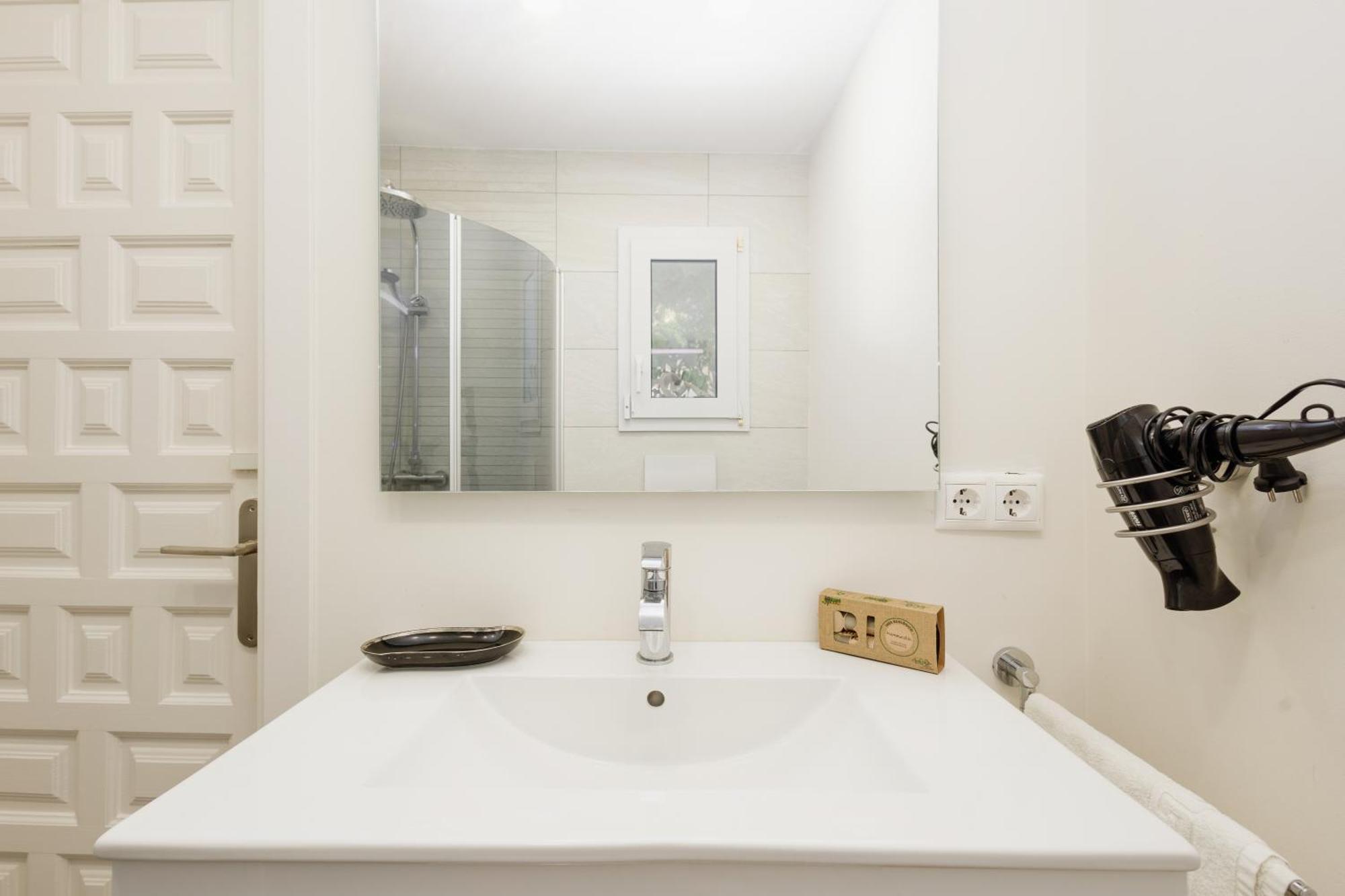 Oceano - A Beachfront Retreat With Heated Pool And Jacuzzi In Costabellla, Ferienhaus
