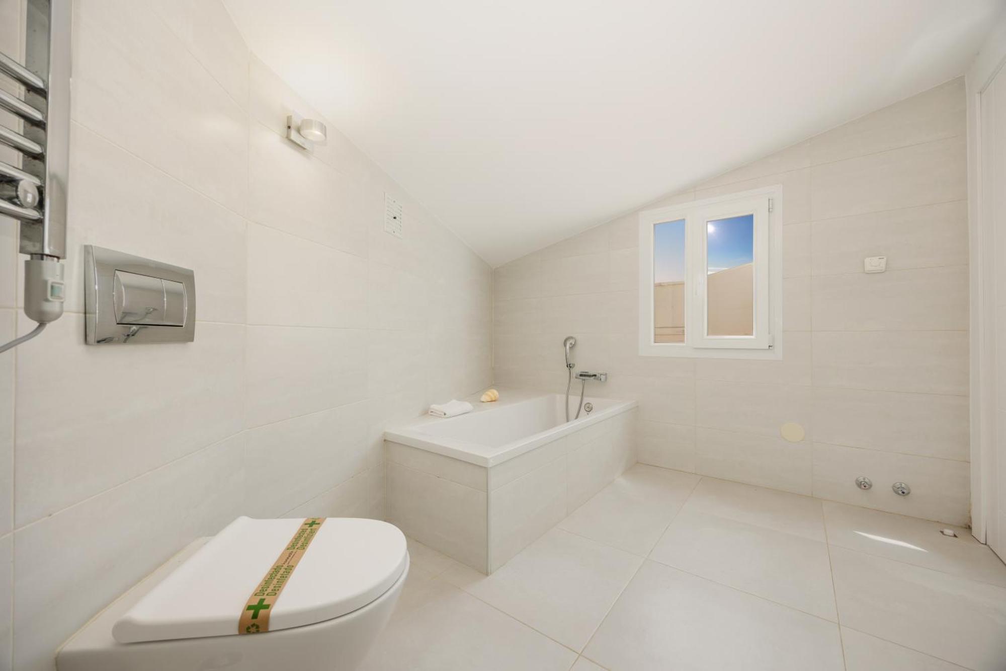 Oceano - A Beachfront Retreat With Heated Pool And Jacuzzi In Costabellla, Ferienhaus Marbella