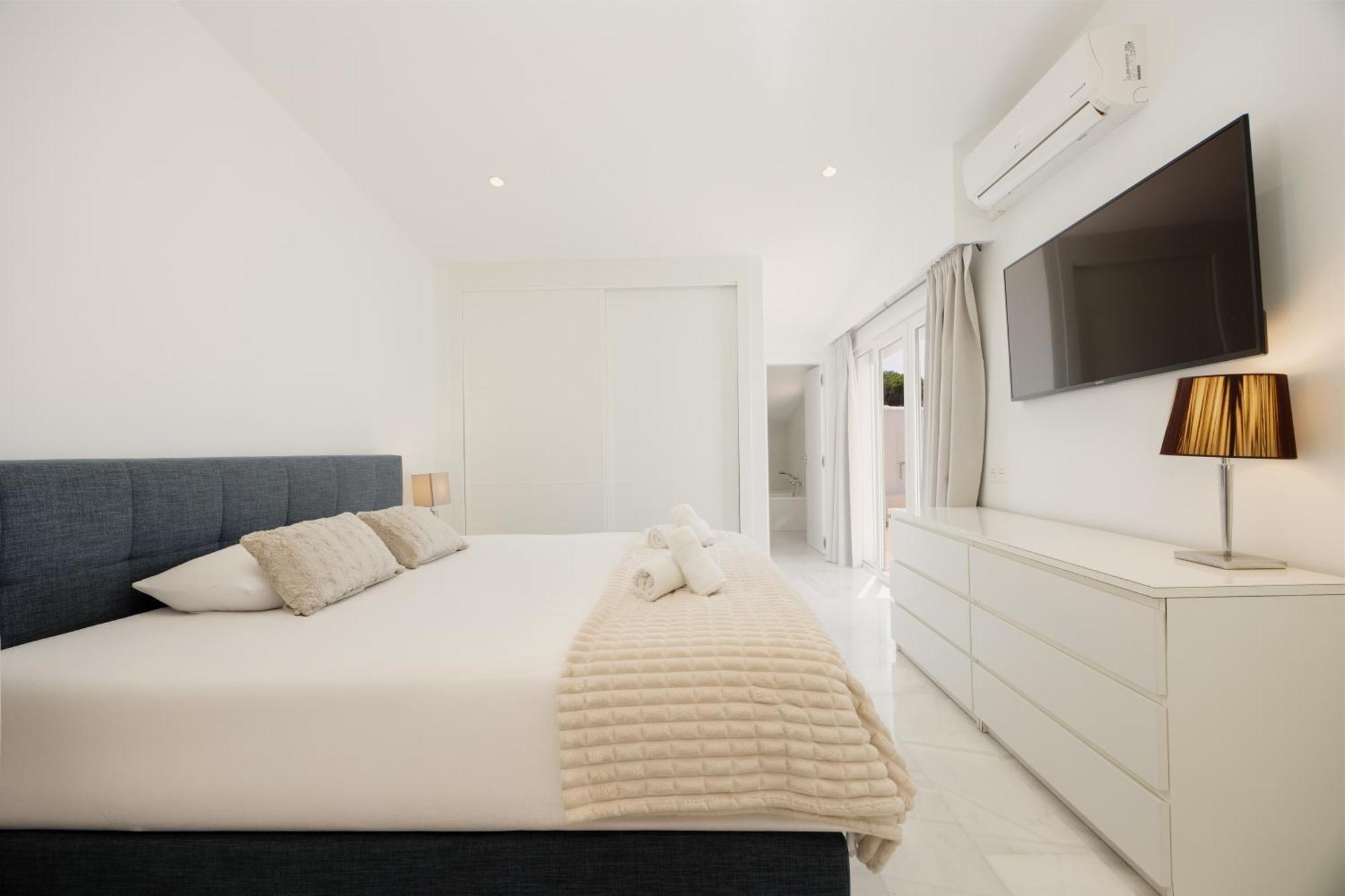 Oceano - A Beachfront Retreat With Heated Pool And Jacuzzi In Costabellla,
