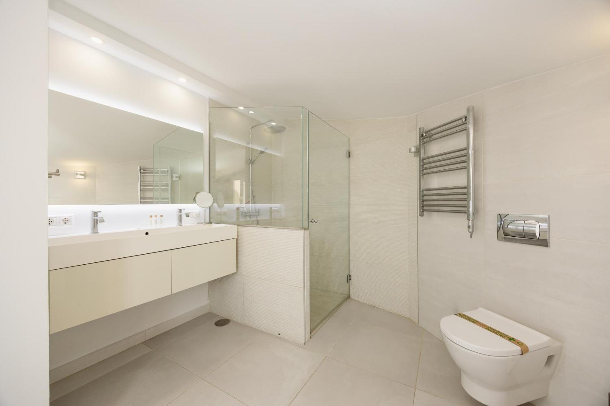Oceano - A Beachfront Retreat With Heated Pool And Jacuzzi In Costabellla, Ferienhaus *