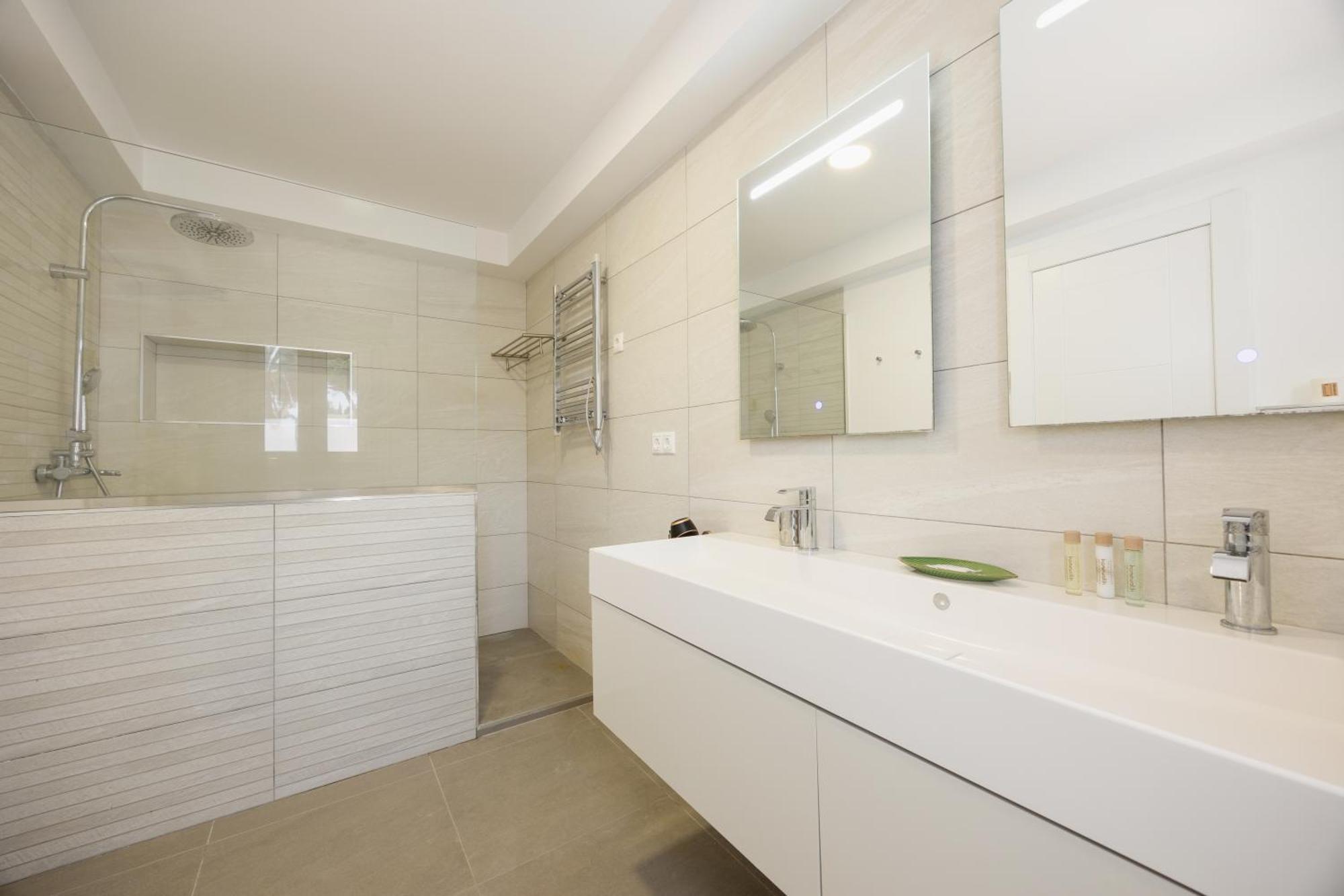 Oceano - A Beachfront Retreat With Heated Pool And Jacuzzi In Costabellla, Ferienhaus Marbella