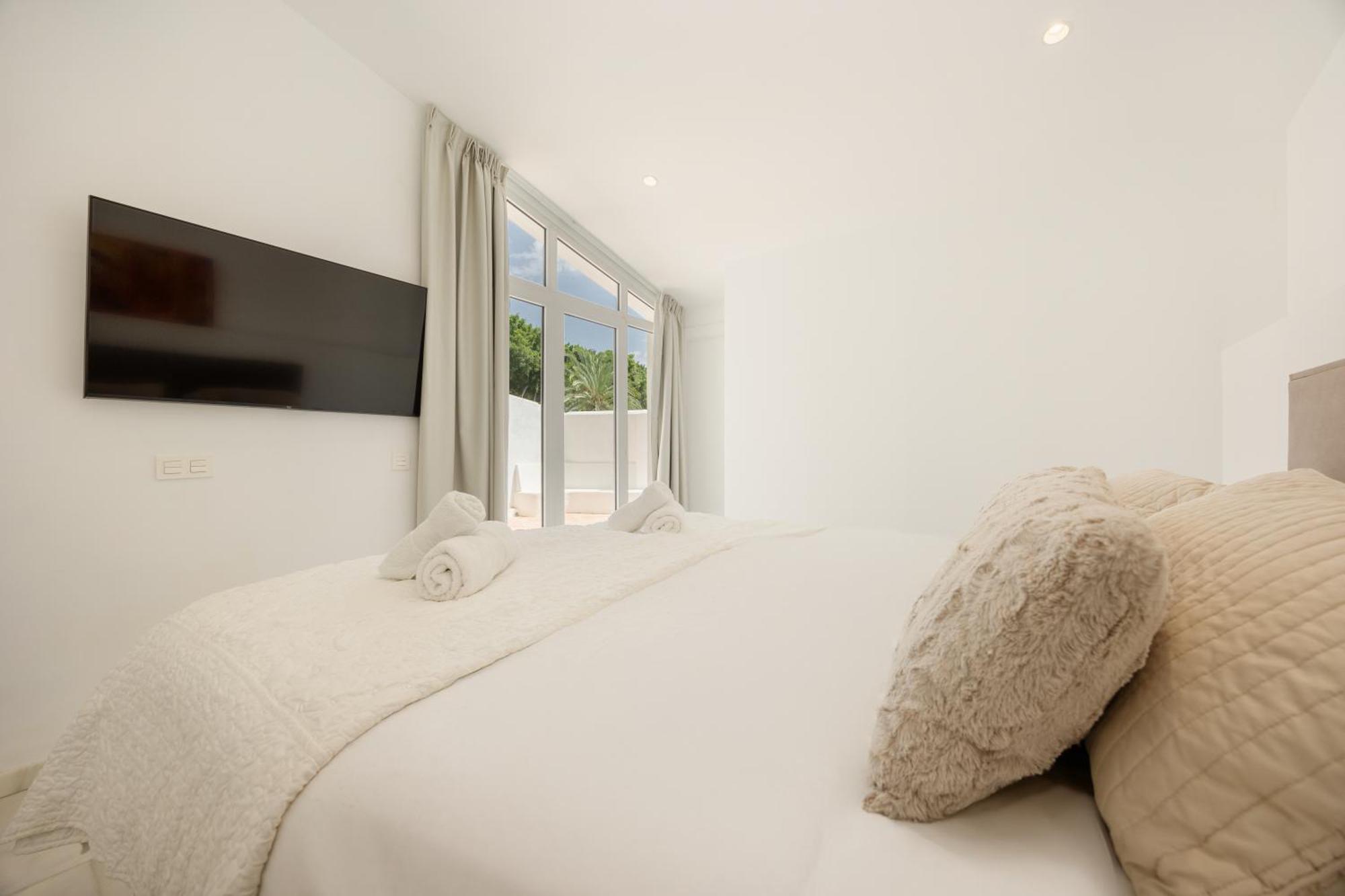 Oceano - A Beachfront Retreat With Heated Pool And Jacuzzi In Costabellla, *