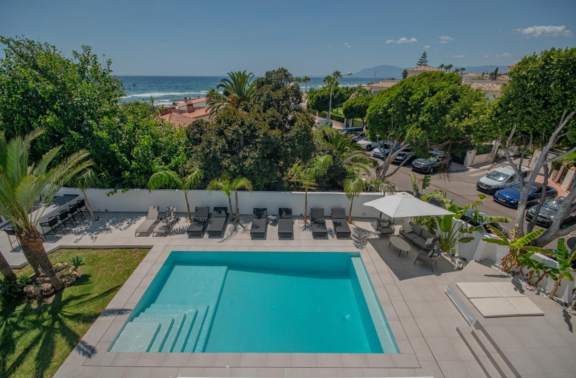 Oceano - A Beachfront Retreat With Heated Pool And Jacuzzi In Costabellla, Ferienhaus