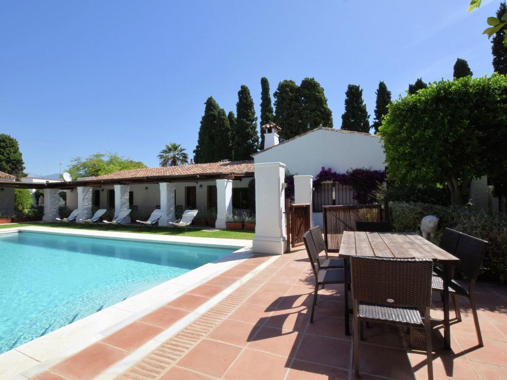 Luxurious In With Swimming Pool