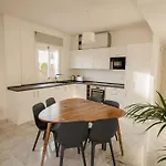 Contemporary Apartment Across Marbella Club Hotel