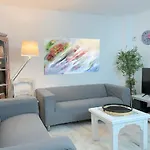 Apartaluz Marbella Costabella, Parabólica, Netflix