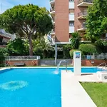 Central Beach Apartment With Free Parking And Pool