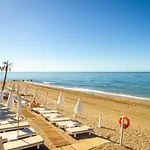 Marbella Banus Suites - Iris Tropical Garden Banus Suite Apartment