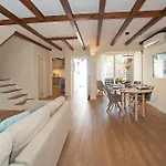 Beautiful And Quiet Family Townhouse In Great Location