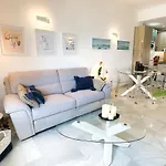Skol 438 Super One-Bedroom Apartment With Sea Views