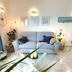 Skol 438 Super One-Bedroom Apartment With Sea Views
