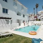 Captivating 2 Bedroom Apartment In Popular Nueva Andalucia Close To Centro Plaza