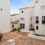 Sanders Sol 2 - Modern Two-Bedroom Apartment In The Heart Of Puerto Banus Nightlife