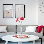 Captivating 2 Bedroom Apartment In Popular Nueva Andalucia Close To Centro Plaza