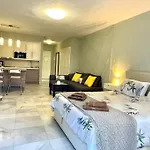 Banus Elegant Modern Studio