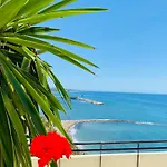 Apartment On The First Line Of The Sea With A View And Free Parking