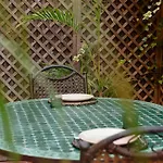 Ground Floor Holiday Apartment With Terrace And Pool In Puerto Banus, Marbella