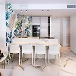 751, Renovated 2 Beedroom Apartment, Second Line Of The Beach, Wifi, Parkinging