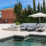 20600 - Luxurious Beachside Villa Near Marbella