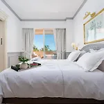 Stunning Renovated 2-Bedroom In Golden Mile