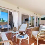 Stunning Renovated 2-Bedroom In Golden Mile
