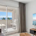 Sea View 2-Bedroom Apartment With Pool