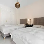 Sea View 2-Bedroom Apartment With Pool