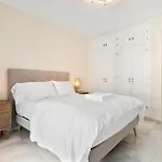 Sea View 2-Bedroom Apartment With Pool