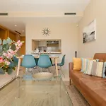 Moderno apartamento vacacional con increbles vistas al mar con spa y gimnasio