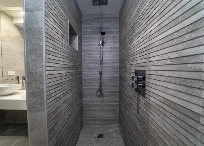 Bright New Apartment In Puente Romano