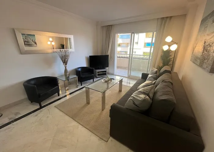 Heart Of Puerto Banus Newly Renavated Free Parking , Wifi ,Pool,Gym,Padel Court