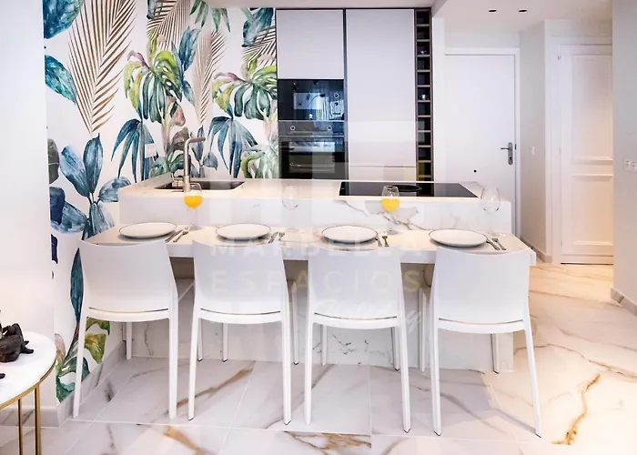 751, Renovated 2 Beedroom Apartment, Second Line Of The Beach, Wifi, Parkinging
