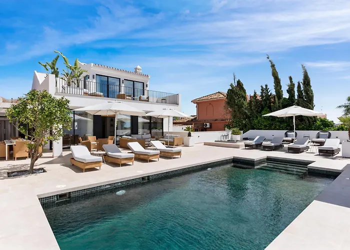 20600 - Luxurious Beachside Villa Near Marbella