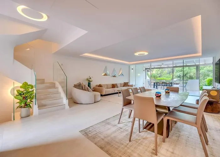 Luxury 5-Bedroom Townhouse In Puente Romano