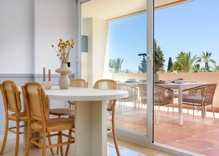 Stunning Renovated 2-Bedroom In Golden Mile