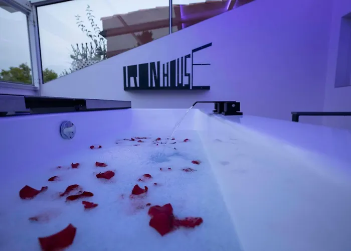 Iron House - Penthouse With Bathtub In Golden Mile & Roman Bridge