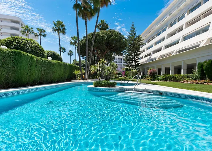 Sea View 2-Bedroom Apartment With Pool