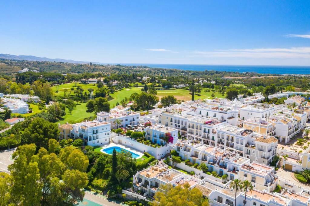 Aloha Pueblo Beautiful With Roof-terrace Next To Aloha Golf Apartamento Marbella