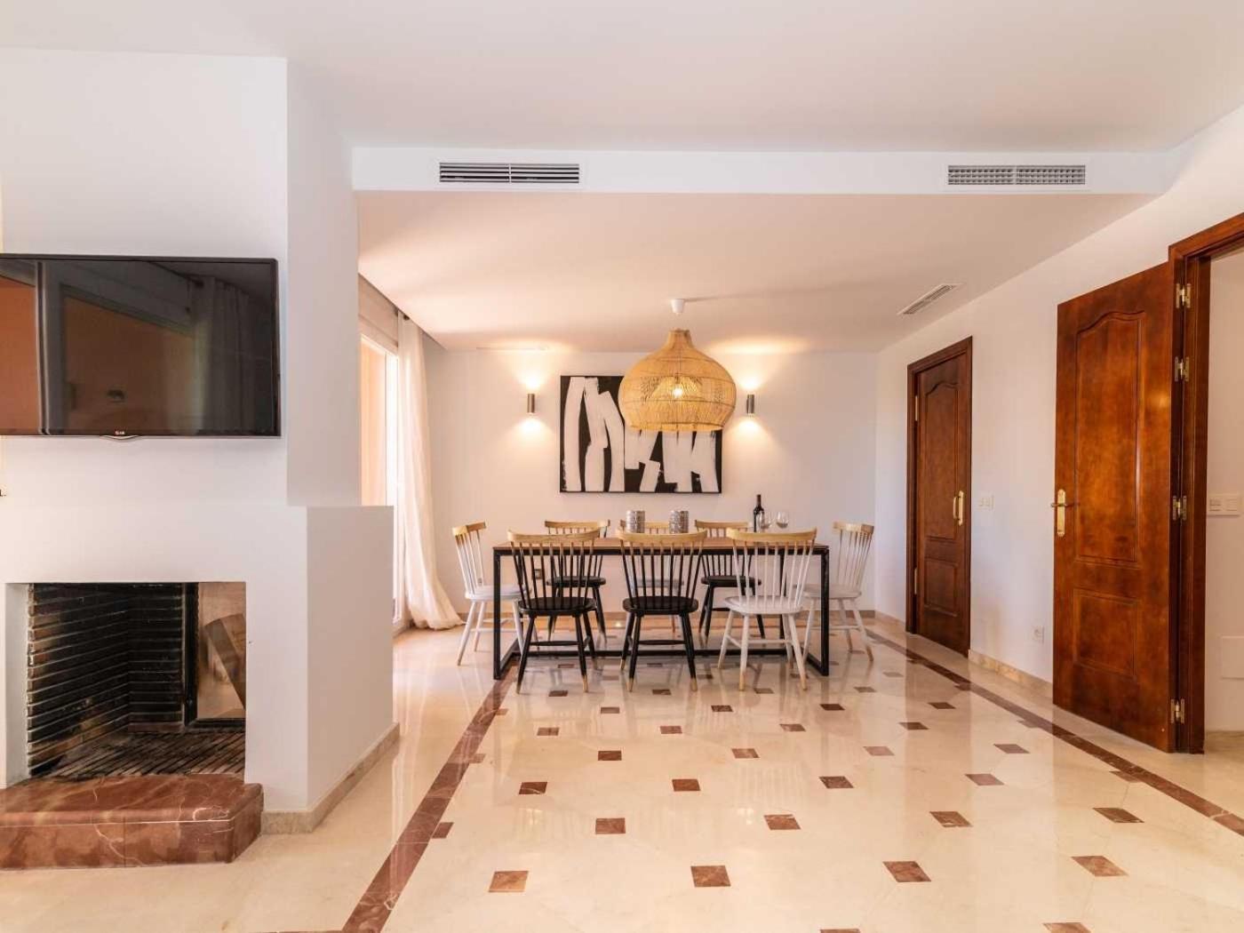 Vacation I El Calvario Villa, Cinema, Pool, Andalusian Garden, Top Location In Old Town Villa Marbella
