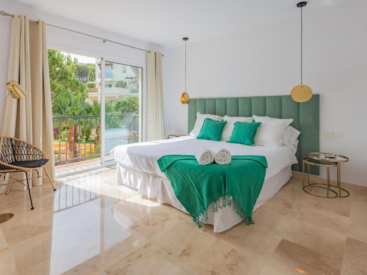 Apartamento Vacation Los Pinos: Elegant Golf Retreat Near Puerto Banus