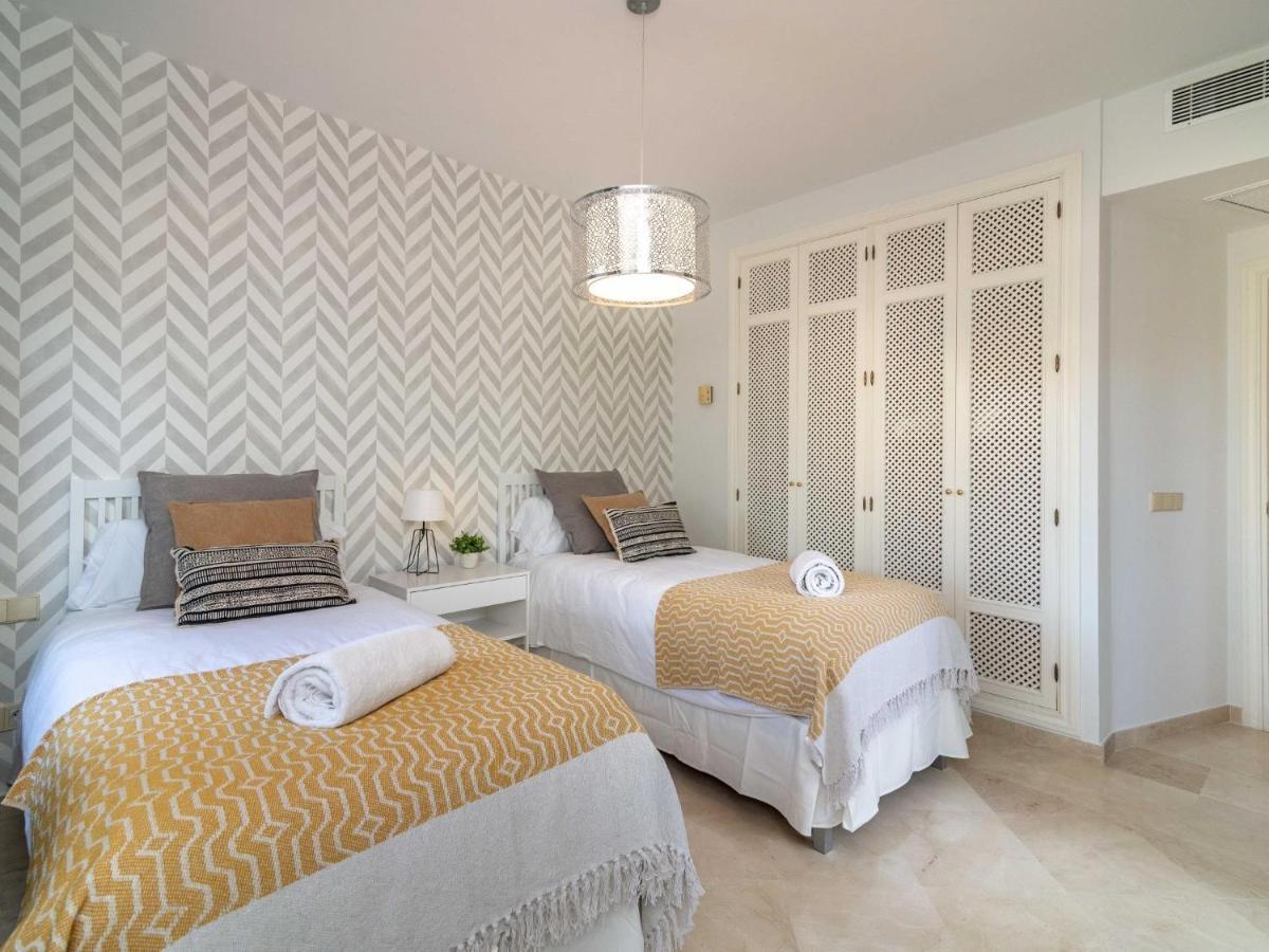 Vacation I Jardines De Ventura Del Mar, Walk To Puerto Banus Marina, A Minute From The Beach, Groundfloor, Family Friendly And Pool * Marbella