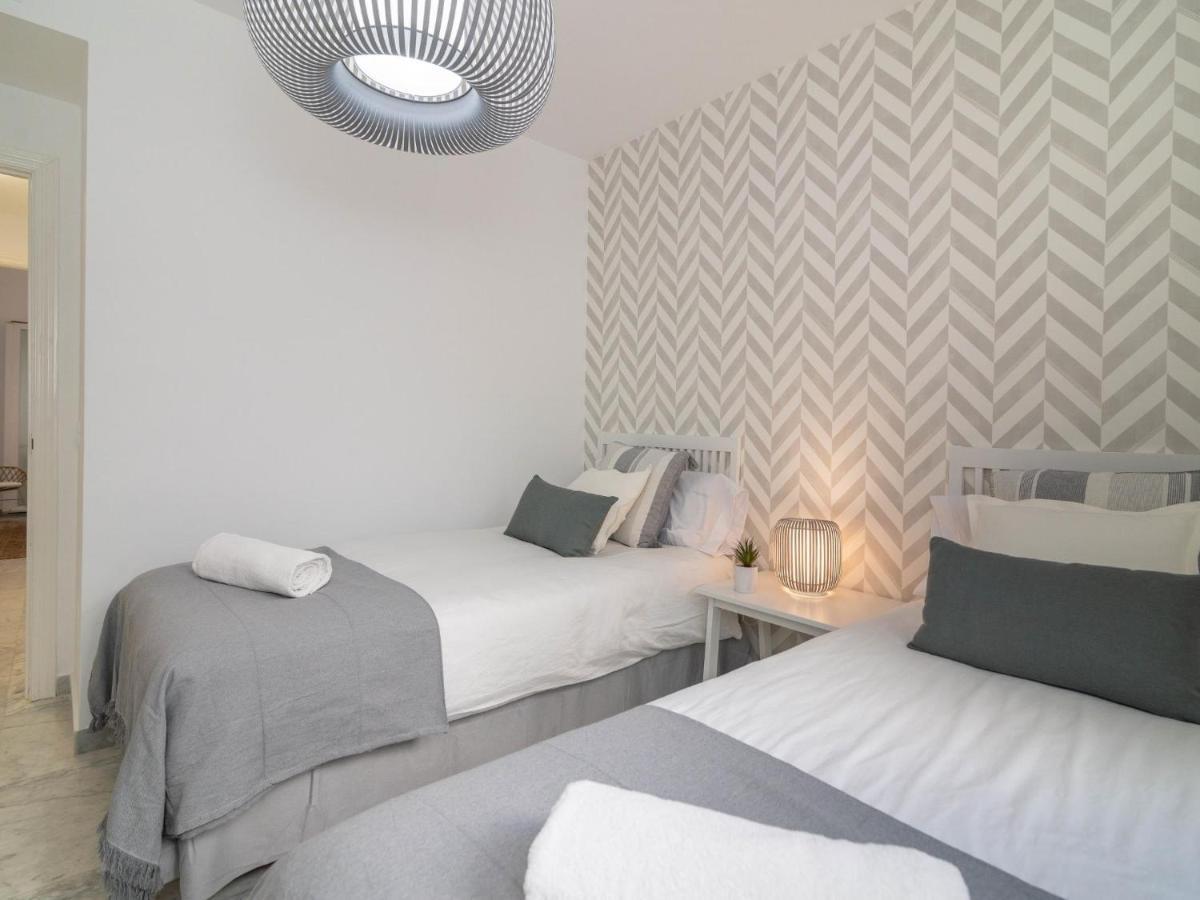 Vacation I Beachfront Quiet With Private Access, A Minute Walk From Puerto Banus Marina, 24-7 Security And Parking Apartment *