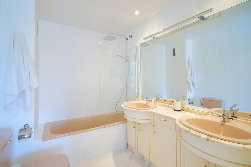 Beautiful -direct Access To The Apartment *