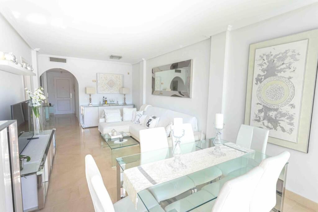 Brigth Apartment/2bed/2bath/100m Beach/sea Views