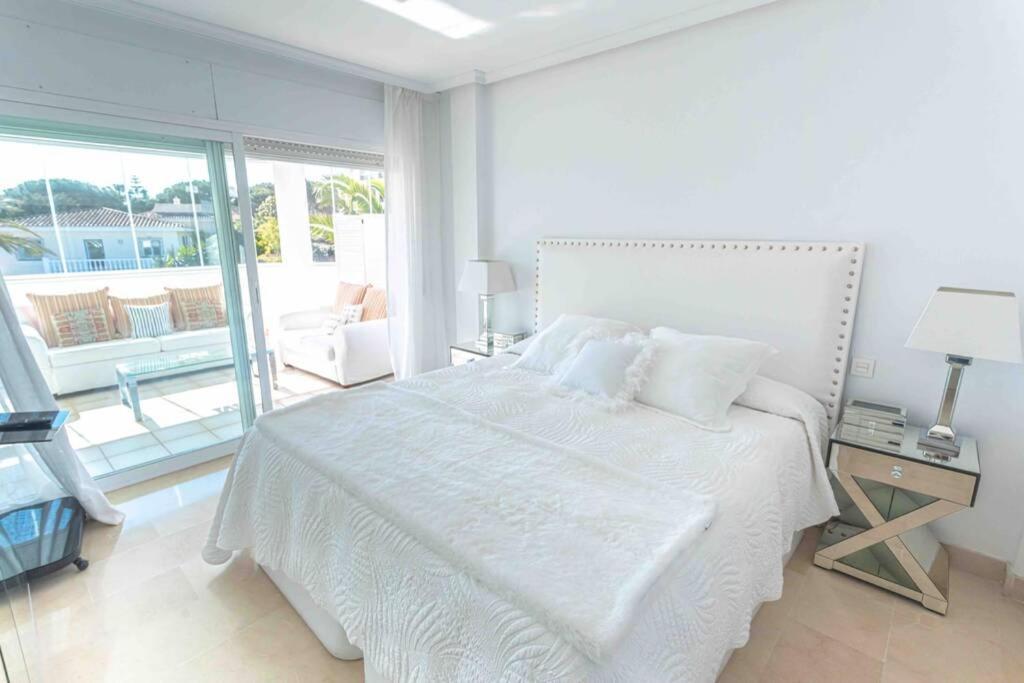 Brigth Apartment/2bed/2bath/100m Beach/sea Views *
