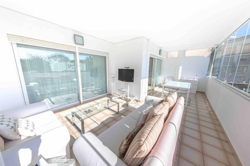 Brigth Apartment/2bed/2bath/100m Beach/sea Views Apartment