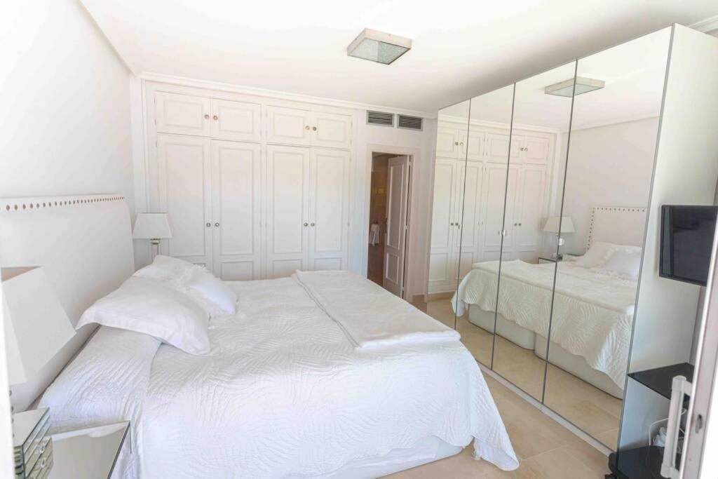 Brigth Apartment/2bed/2bath/100m Beach/sea Views Apartment Marbella
