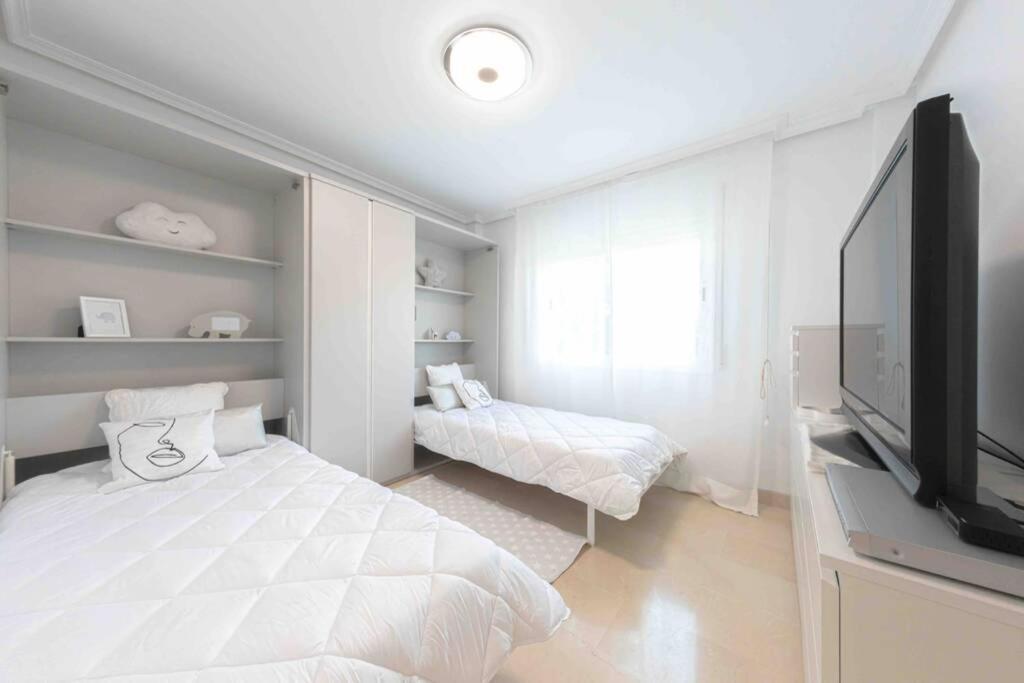 Brigth Apartment/2bed/2bath/100m Beach/sea Views *